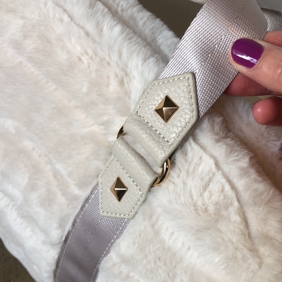 ✨FLASH SALE✨ Cynthia Rowley Cream Faux Fur Tote & Knit Hat Gift Set NWT - Picture 8 of 10